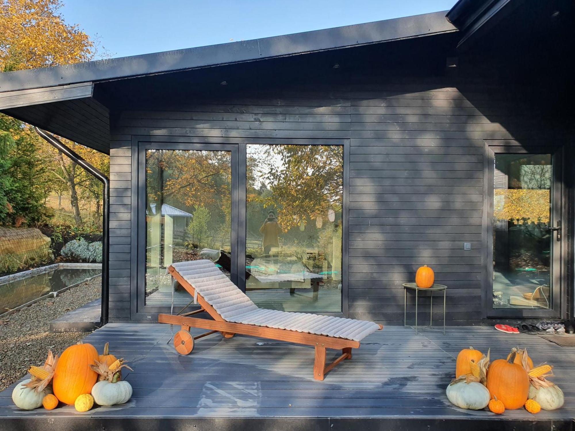 Black Walnut House With Indoor Outdoor Fireplace Izvoarele  Exterior foto
