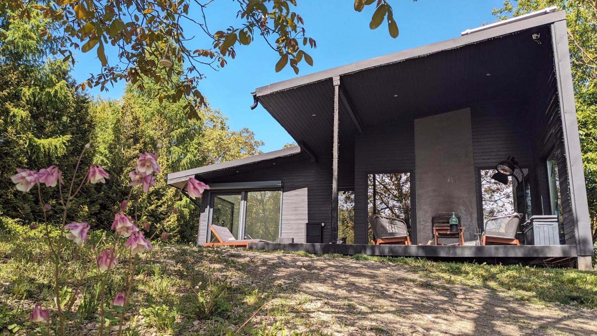 Black Walnut House With Indoor Outdoor Fireplace Izvoarele  Exterior foto